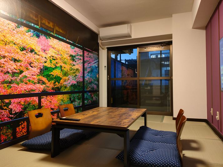 ゆっくり寛げる雰囲気の内装になっています。
会議やテレワーク、仕事用にお使い頂けるほか、テーブルを低くしてお食事などができるようになっています。テーブルは昇降式・ソファはベッド変形なども出来、テーブルもソファも移動しやすくなっていますのでレイアウトはご自由にお使い下さい。 - 築地場外市場内の和風個室【nest 彩 tsukiji】 nest 彩 tsukijiの室内の写真