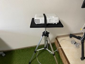 プロジェクター無償貸し出しOK - GREENな会議室 本厚木の芝生の会議室の設備の写真