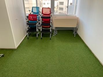 GREENな会議室 本厚木の芝生の会議室の室内の写真