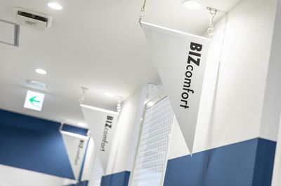 2021年3月にオープンした清潔感のあるコワーキングスペース/レンタルオフィスの一角にある個室です。 - BIZcomfort新横浜 個室ワークスペース（1名用）の設備の写真
