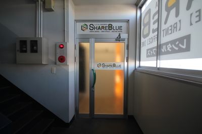 2階施設入口 - SHARE BLUE一宮 A：WEB会議ブースの室内の写真