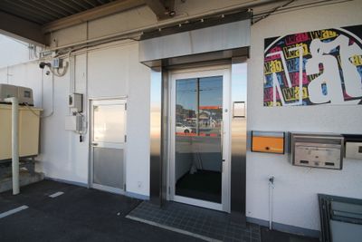 1階建物入口 - SHARE BLUE一宮 【2F】A：WEB会議ブースの室内の写真