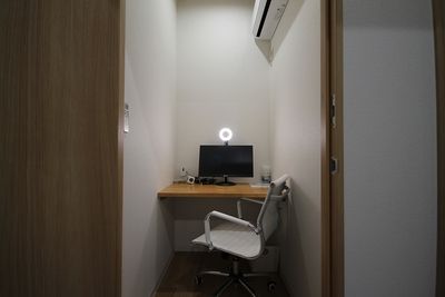 SHARE BLUE一宮 【2F】A：WEB会議ブースの室内の写真