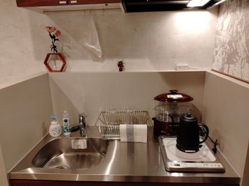 キッチンです。 - ◆エブリプレミア難波◆ ◆エブリプレミア難波◆設備充実✨広々レンタルサロンフリースペースの室内の写真