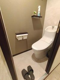 最新式ウォシュレット付きトイレです。 - ◆エブリプレミア難波◆ ◆エブリプレミア難波◆設備充実✨広々レンタルサロンフリースペースの設備の写真