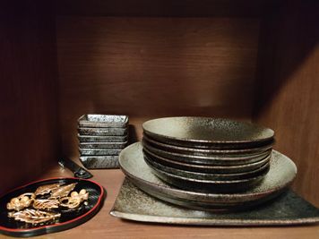 食器は、
大皿　丸　１枚
大皿　角　1枚
小皿　6枚
醤油さし　6枚
箸置き　6個
用意してございます。 - 築地場外市場内の和風個室【nest 彩 tsukiji】 nest 彩 tsukijiの設備の写真