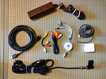延長コード（コンセント・USB）
HDMIケーブル　3m
USB-typeCケーブル
USB-PD対応充電器（65W）
こたつ用電源
各スマホ充電用巻取り式ケーブル
がございます。 - 築地場外市場内の和風個室【nest 彩 tsukiji】 nest 彩 tsukijiの設備の写真