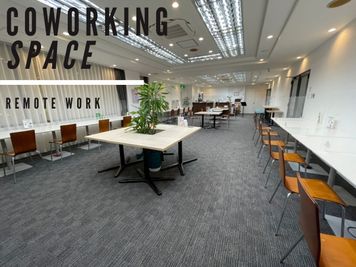 デフォルトはコワーキングスペースのレイアウトとなっております。(可動) - H.B.P HOTEL 会議室、セミナー、教室、オフ会等の室内の写真