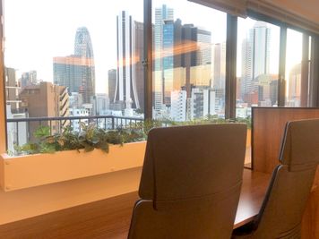 ビル最上階(13階)からの眺望をお楽しみいただけます。 - Workmedi新宿 Workmedi会議室Eの室内の写真