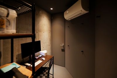 R-Studio 無人カラオケルームの室内の写真
