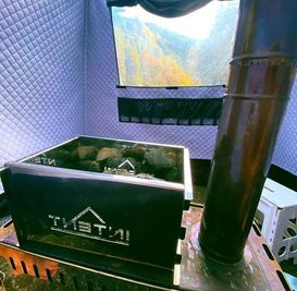 ロシア製テントサウナ。4人まで同時に入室可能です。 - ToToNo あきる野市 in 星竹バーベキューランド 貸切テントサウナ施設の室内の写真