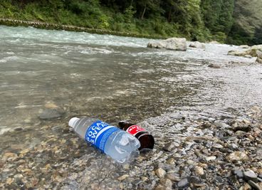 隣には川が流れております。キンキンに冷えたオロポでととのう！ - ToToNo あきる野市 in 星竹バーベキューランド 貸切テントサウナ施設の室内の写真