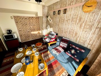 03.Wood Space 立川 キッチン付きパーティルームの室内の写真