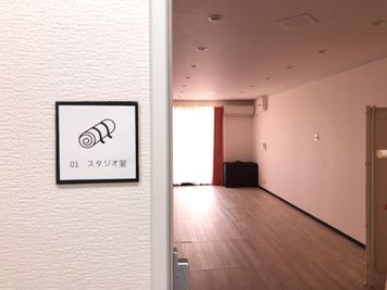 LaQoo天神橋三丁目ヨガスタジオ ２階スタジオ室の室内の写真