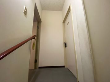 階段を上がり、向かって右側向かっての扉 - KBdesign13【完全無人24H/撮影スタジオ】 映え撮影スタジオ/パネル撮影の入口の写真