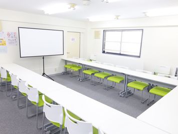 《RIVERLD神田》 【神田駅徒歩2分】最大32名/光回線Wifi/会議室/セミナーの室内の写真