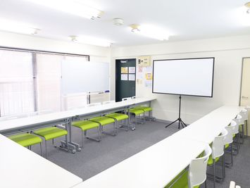 《RIVERLD神田》 【神田駅徒歩2分】最大32名/光回線Wifi/会議室/セミナーの室内の写真