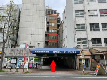 光明ガレージの奥にエレベーターがあります。 - 【元町】レンタルスタジオダンテ 元町レンタルスタジオDante(ダンテ) 5階Bスタジオの外観の写真