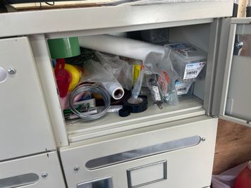 ロッカーご利用例
（ねじやテープ類、先端工具等、消耗品の収納に） - SHIZUOKA　AOI　BASE バイクメンテ・ＤＩＹスペースの室内の写真