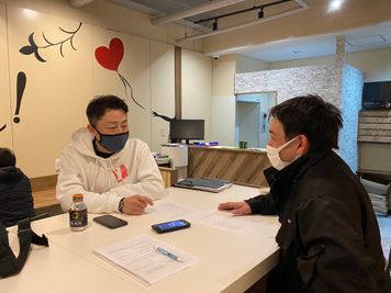 1Fの中央部には打ち合わせ、雑談に最適な入カウンタ―が設置されています。会員の方同士の交流も図れます。 - コワーキングスペース＆シェアオフィスLiveCoals 共用スペースの室内の写真