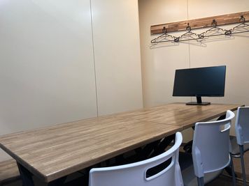 ２F部分は会議室貸切が可能です。モニターやプロジェクター貸出も可能です。最大6名の入室が可能です。 - コワーキングスペース＆シェアオフィスLiveCoals 共用スペースの室内の写真