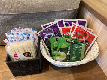 ドリップコーヒー、お茶などご自由にご利用ください。 - コワーキングスペース＆シェアオフィスLiveCoals 共用スペースの設備の写真