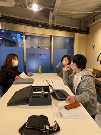 1Fの中央部には打ち合わせ、雑談に最適な入カウンタ―が設置されています。会員の方同士の交流も図れます。 - コワーキングスペース＆シェアオフィスLiveCoals 貸会議室の室内の写真