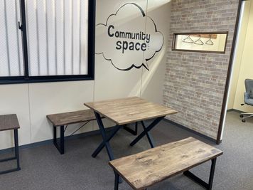 ２Fの共用スペースです。雑談や協働作業にご利用ください。 - コワーキングスペース＆シェアオフィスLiveCoals 貸会議室の室内の写真