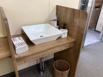 １F、２F共に手洗い場を完備しております。手洗い、消毒にお使いください。 - コワーキングスペース＆シェアオフィスLiveCoals 貸会議室の設備の写真