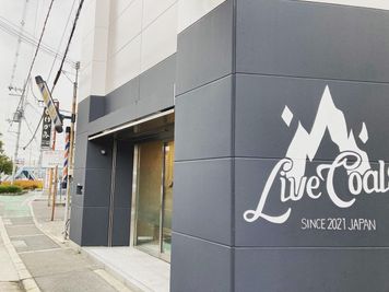 ロゴの入った壁画が目じるしです - コワーキングスペース＆シェアオフィスLiveCoals 貸会議室の入口の写真