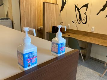消毒液を準備していますので入室時の手指消毒にご協力ください。 - コワーキングスペース＆シェアオフィスLiveCoals 貸会議室の設備の写真