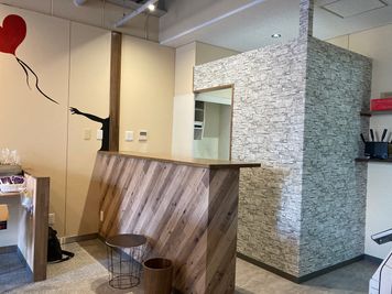 入室して正面に受付カウンターがあります。 - コワーキングスペース＆シェアオフィスLiveCoals 貸会議室の入口の写真