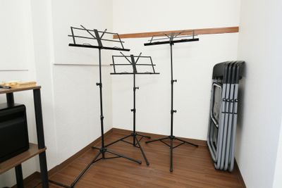 譜面台３台、折りたたみ椅子４脚 - レンタル音楽スタジオディライツ　青葉台 スタジオディライツ青葉台Aの設備の写真