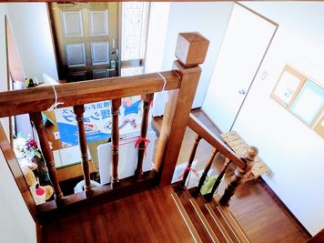 【２階→１階】階段 - たすけあいハウス横浜旭 【ハウススタジオ】たすけあいハウス横浜旭の室内の写真