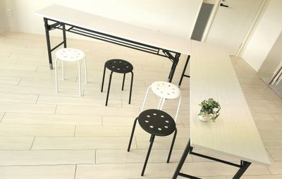 会議テーブル2台ご用意しております。 - スタジオ白猫屋　青葉台店 白猫屋青葉台店配信可能レンタルダンススタジオの室内の写真