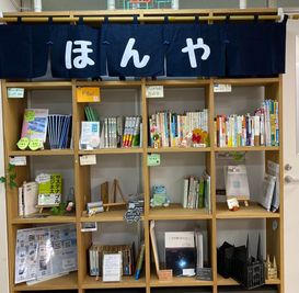 コワーキングスペース内で、シェア型の本屋さんもございます。 - おおたfab(おおたふぁぶ） コワーク内貸会議室C　男女別トイレ　フリーHotドリンクの設備の写真