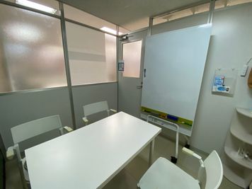 おおたfab(おおたふぁぶ） コワーキングスペース内貸会議室C　男女別トイレ　フリードリンクの室内の写真