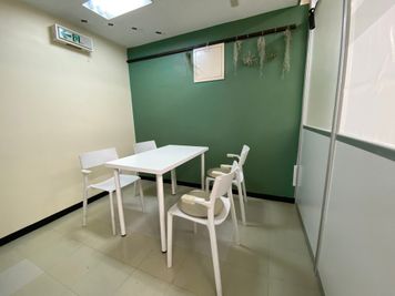 おおたfab(おおたふぁぶ） コワーク内貸会議室C　男女別トイレ　フリーHotドリンクの室内の写真