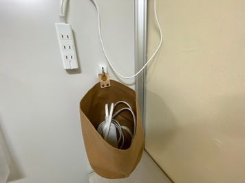 高速WIFIに加えて延長コードもございます。 - おおたfab(おおたふぁぶ） コワーク内貸会議室C　男女別トイレ　フリーHotドリンクの設備の写真