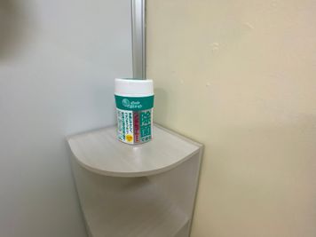 除菌ウエットティッシュ - おおたfab(おおたふぁぶ） コワーキングスペース内貸会議室C　男女別トイレ　フリードリンクの設備の写真