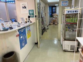 受付　ペットボトルも100円で販売中 - おおたfab(おおたふぁぶ） コワーク内貸会議室C　男女別トイレ　フリーHotドリンクの入口の写真