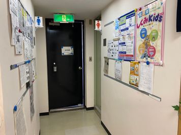男女別トイレございます - おおたfab(おおたふぁぶ） コワーク内貸会議室C　男女別トイレ　フリーHotドリンクの設備の写真