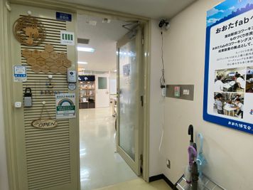 エレベーターを降りましたら左側入り口になります。 - おおたfab(おおたふぁぶ） コワーク内貸会議室C　男女別トイレ　フリーHotドリンクの入口の写真