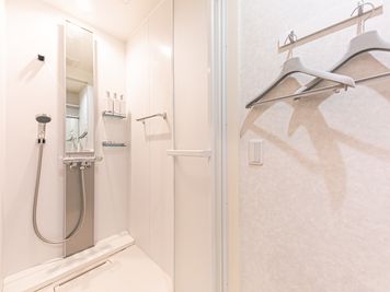 シャワー室、脱衣所完備で施術の幅が広がります！ - レンタルサロン　repos サロンレンタルスペースの室内の写真
