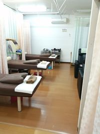 ベッド■奥にも４床ございます。
・フェイスペーパー、タオル、消毒、コロコロ等ご自由にお使い下さい。
（注）オイル等がベッドにつかないようにお願いします。 - ■さくら鍼灸整骨院（塚口）■ ■阪急塚口駅南西徒歩10分■マッサージ等利用可※月〜土共有時間有の室内の写真