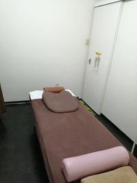 個室■（鍵なし、引き戸）
（注）オイル等がベッドにつかないようにお願いします。 - ■さくら鍼灸整骨院（塚口）■ ■阪急塚口駅南西徒歩10分■マッサージ等利用可※月〜土共有時間有の室内の写真