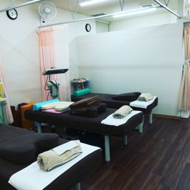フェイスタオル、フェイスペーパーなど自由にご利用下さい。 - ※※さくら鍼灸整骨院（伊丹）※※ 阪急伊丹駅東徒歩３分☆マッサージ等に利用OK※当院共有時間あり※の室内の写真