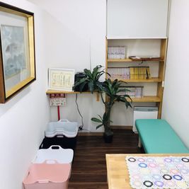 待合室ベンチは３名座れます。荷物カゴも使用して頂いても結構です★ - ※※さくら鍼灸整骨院（伊丹）※※ 阪急伊丹駅東徒歩３分☆マッサージ等に利用OK※当院共有時間あり※の室内の写真