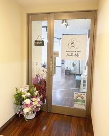 入り口ドア - beauty salon & school Calla lily  Calla lily -カラーリリー-の入口の写真