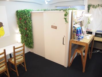 扉を閉めれば個室の完成！ - ROUGHLABO TECH扇町 【ROUGH LABO TECH扇町】コワーキング個室ブースの室内の写真